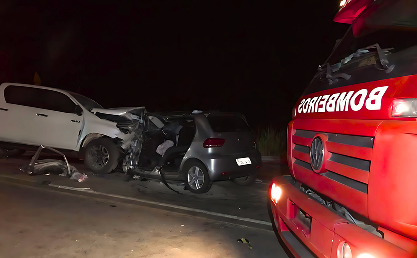 Corpo de Bombeiros atua em colisão entre carros e faz alerta à população