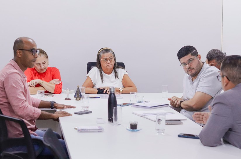 Prefeita de Palmeira se reúne com equipe da prefeitura para cobrar melhorias na Saúde