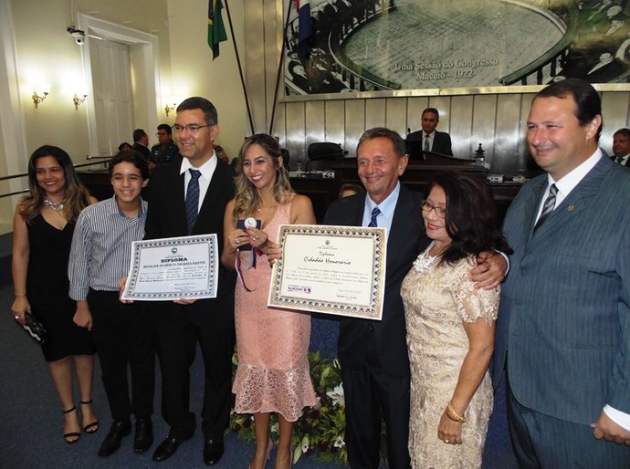 Deputado Dudu Holanda homenageia delegada Luci Mônica com cidadania alagoana