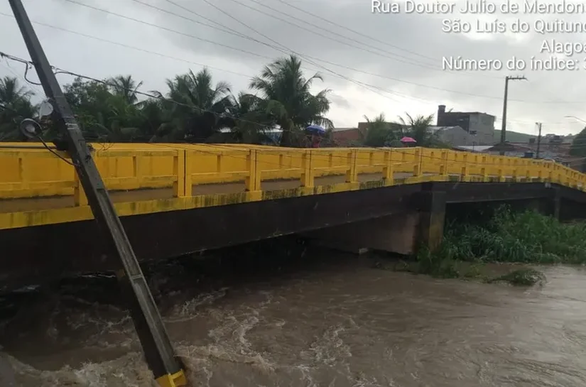 Chuva no interior: poste de alta tensão escorado em ponte preocupa moradores de São Luís do Quitunde