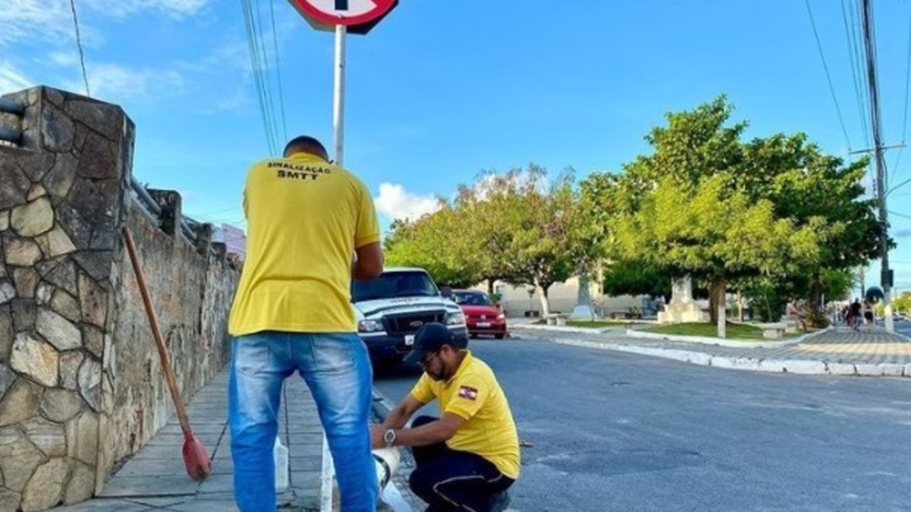 SMTT Penedo instala novas placas de trânsito e revitaliza sinalização