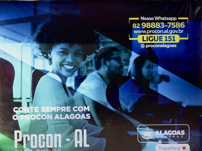 Procon Alagoas multa empresa em mais de R$ 100 mil por venda de celular sem carregador