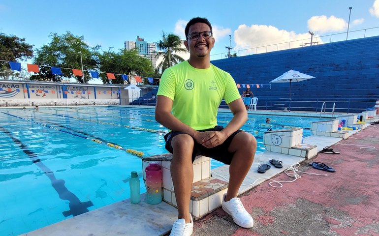 Último dia para se inscrever no Jeal: conheça a história do professor de natação da rede estadual