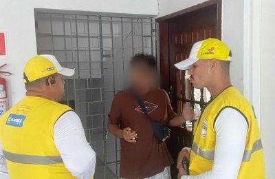 Entregador desconfia de encomenda e ajuda Ronda no Bairro a prender suspeito de tráfico
