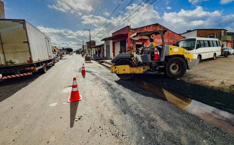 Prefeitura intensifica operação tapa-buracos em diversos pontos de Arapiraca