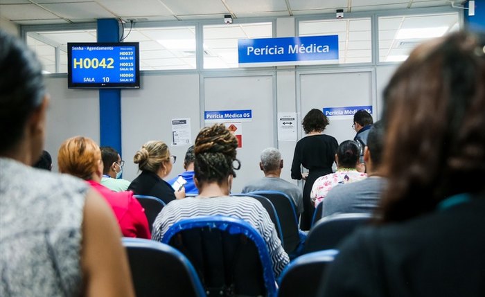 Pessoas aguardam atendimento no mutirão de perícia do INSS