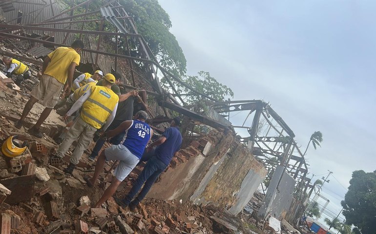 Quatro pessoas ficam feridas em desabamento de galpão no Jaraguá; uma em estado grave