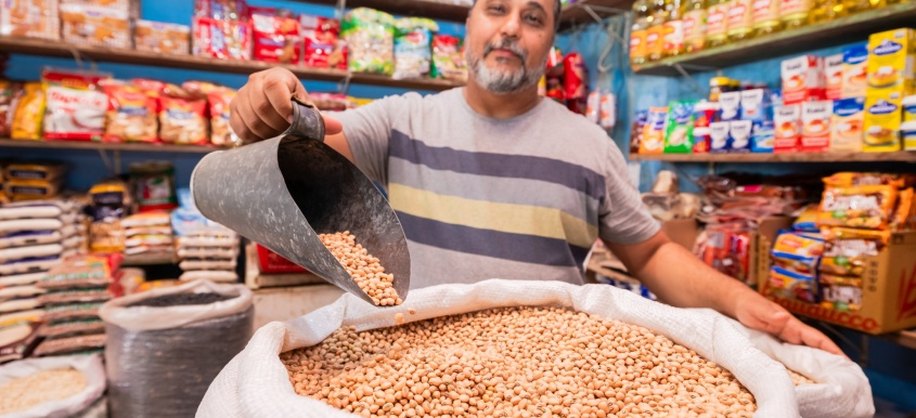 Entre cereais, clientes e muita dedicação, Marcelo segue à frente do negócio que um dia foi do pai e hoje também é parte da sua história. Foto: Victor Vercant/Secom Maceió