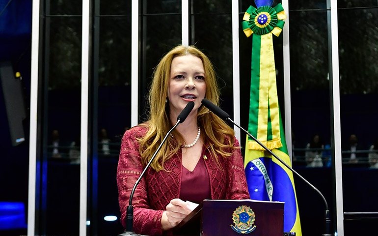 Janaína Farias toma posse no Senado