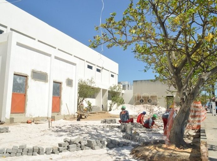 Rozangela Wyszomirska inspeciona obras da Maternidade Santa Mônica