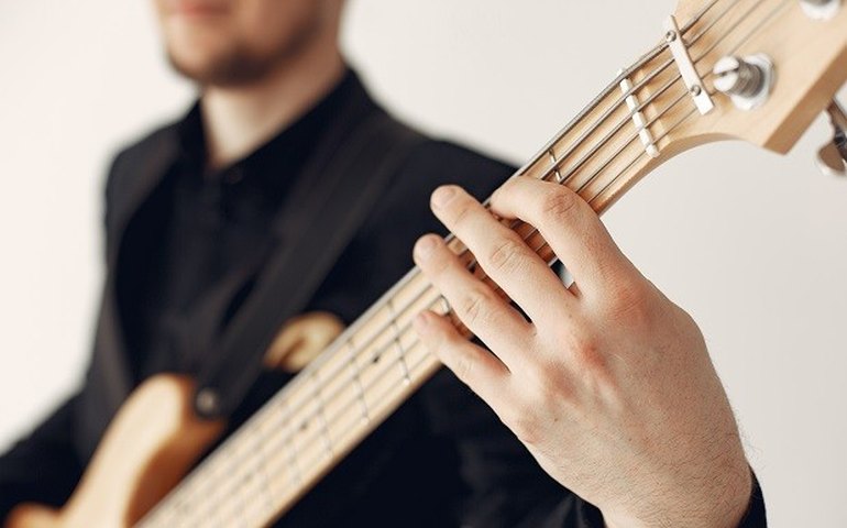 Músicos quarentenados criam virtuoso corpo docente para aulas online intimistas