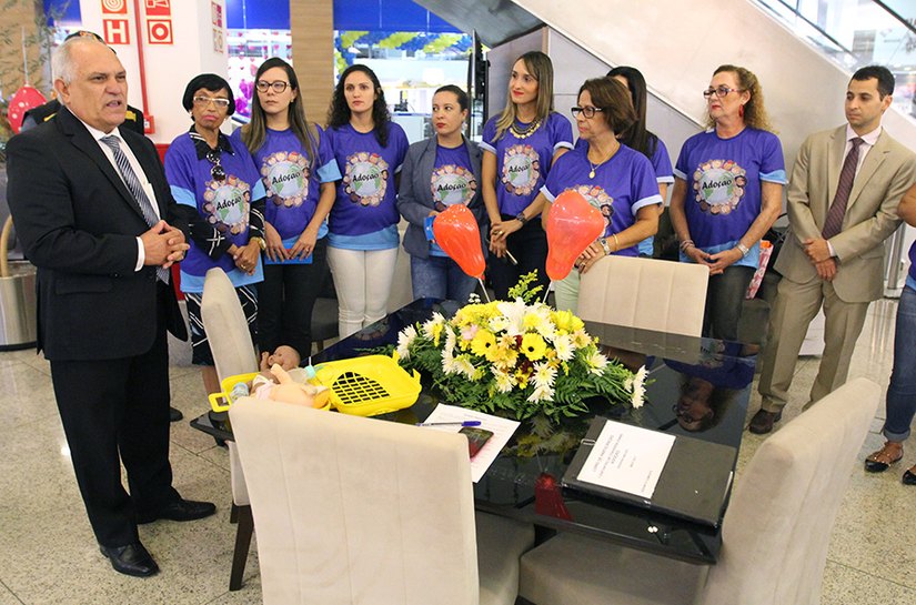 TJ tira dúvidas sobre adoção e apadrinhamento no Maceió Shopping