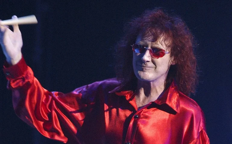 Morre Colin Burgess, o primeiro baterista do AC/DC, aos 77 anos