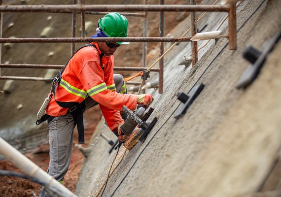 “O Governo do Estado precisa fazer sua parte”, afirma prefeito JHC durante inspeção às obras de contenção de encostas em Maceió