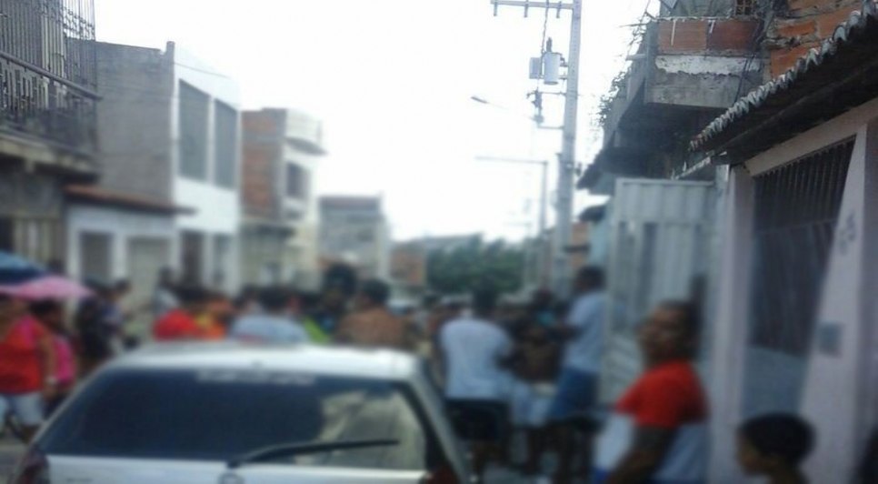homem morto na porta de casa / Foto: whatsapp