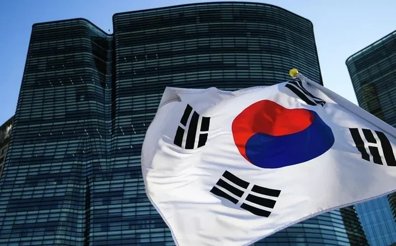 Professora suspeita de esfaquear e matar aluna na coreia do sul é interrogada pela polícia