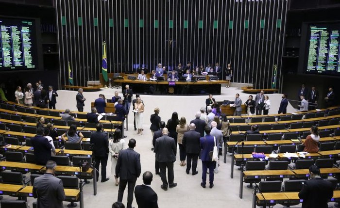 Deputados e senadores reunidos no plenário da Câmara