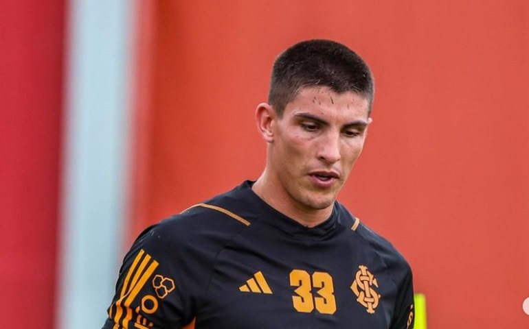 Goleiro do Inter ajuda a servir almoço para vítimas de enchentes no Rio Grande do Sul