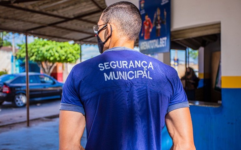 Fiscalização reforça a proibição de bebidas alcoólicas e jogos de azar em praças públicas