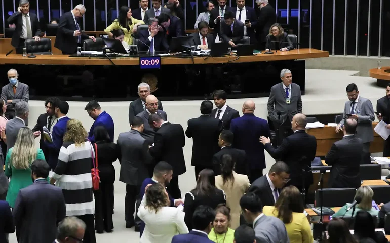 Câmara aprova projeto que permite contrato temporário CLT para jovens e maiores de 50