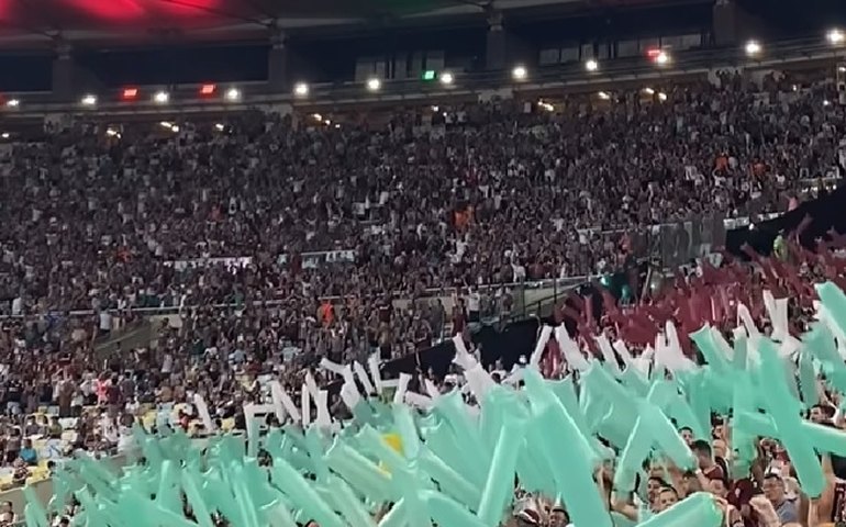Torcedor do Fluminense flagra colorado com máscara de macaco provocando tricolores no Maracanã e pede punição