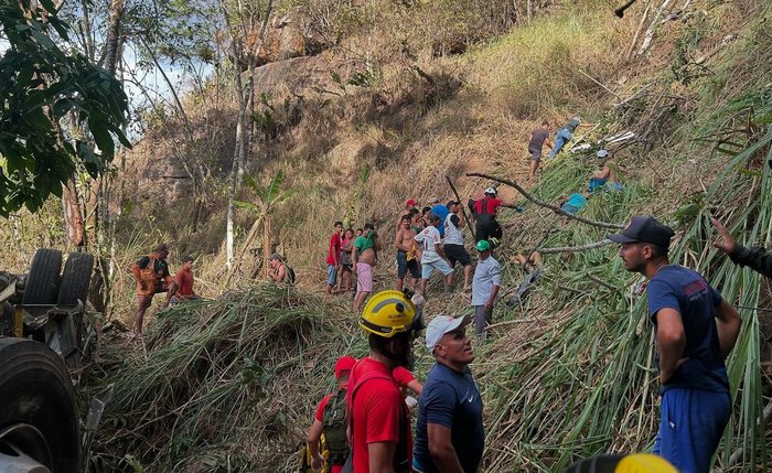 Populares tentam resgatar vítimas de acidente na Serra da Barriga