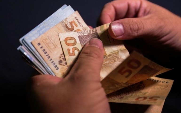 Governador anuncia pagamento dos salários e do 13º para os servidores estaduais