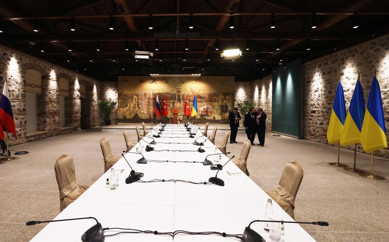 Analista explica à Sputnik quais riscos correm Kiev e UE nas conversas na Turquia com Moscou