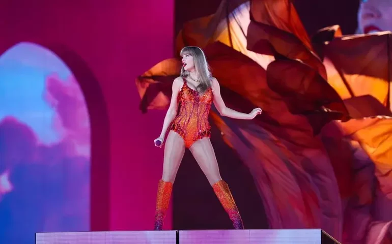 Taylor Swift anuncia seu 12º álbum em podcast de namorado