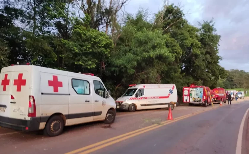 Sete pessoas morrem e 13 ficam feridas em acidente com ônibus da saúde, em Cascável