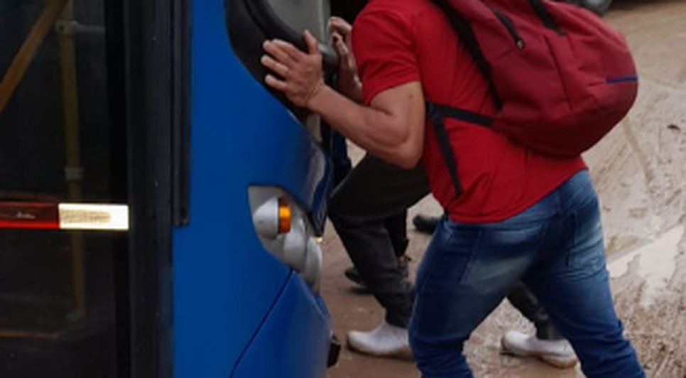 Passageiros empurram ônibus atolado na Grande Aracaju