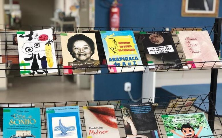Obras de escritoras arapiraquenses são destaque em setor da Biblioteca Municipal