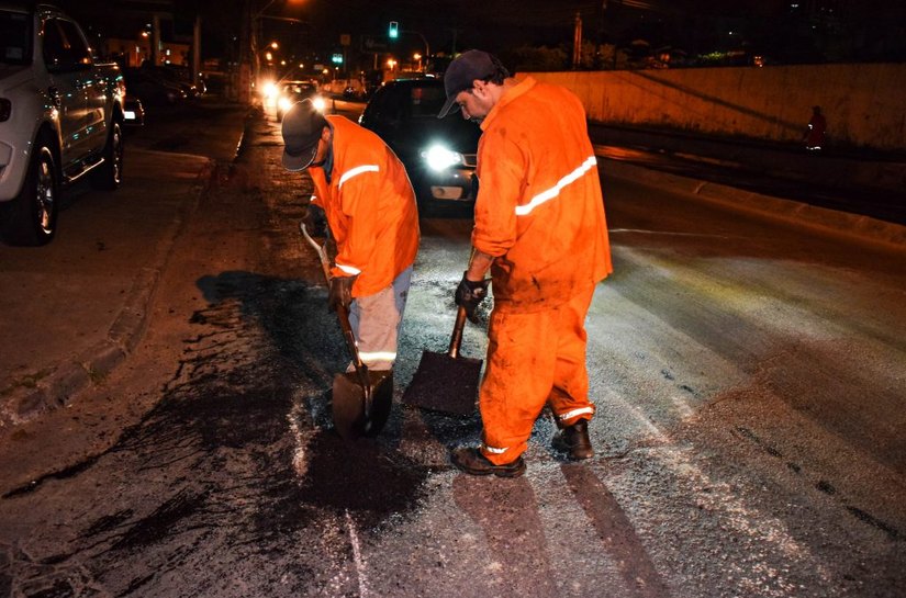 Serviços noturnos de recuperação de via seguem no bairro da Mangabeiras