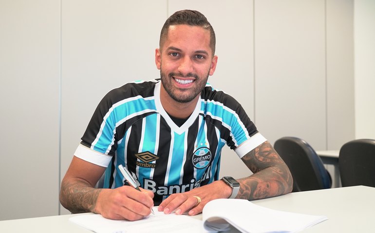 Rômulo se apresenta no Grêmio e sonha em ‘dar a volta por cima’ na carreira