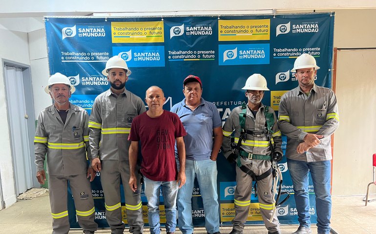 Prefeitura de Santana do Mundaú entrega fardamentos, ferramentas e EPIs para eletricistas
