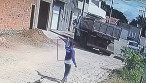 Cachorro é atropelado por caçamba e chutado antes de morrer em Ribeirópolis