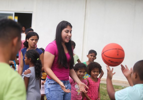 Gabi Gonçalves visita famílias atingidas pelas chuvas em Rio Largo
