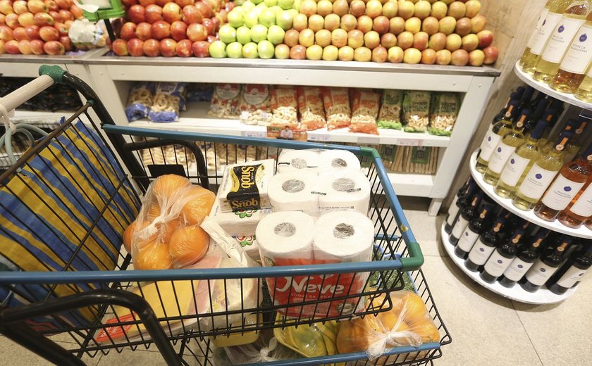 Supermercados sugerem cesta básica com mignon e camarão; salmão teria desconto de 60%