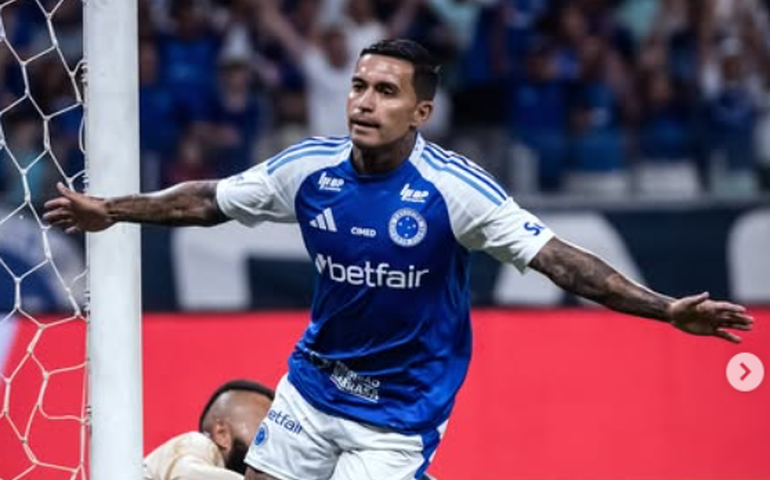Dudu retorna aos treinos no Cruzeiro, mas futuro no clube está indefinido