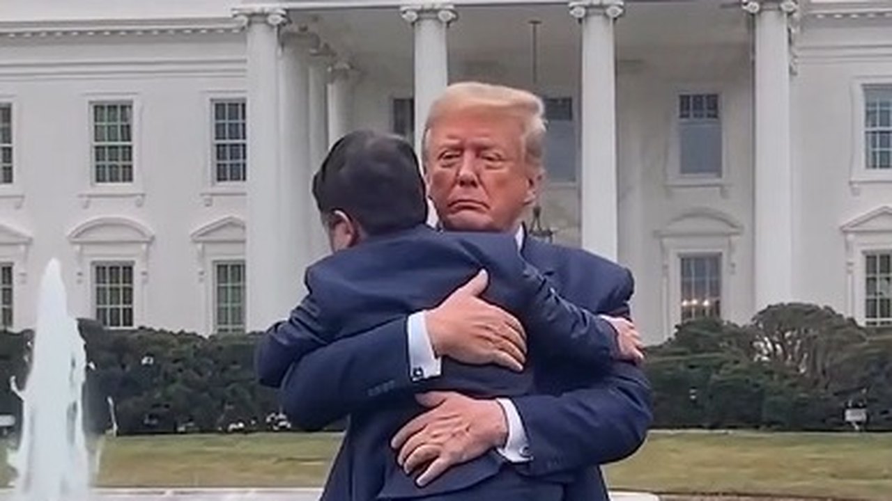 “Papai Trump”: Flávio vira alvo de memes após saída do Brasil; veja vídeo de IA