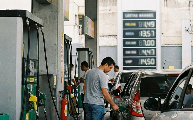 Queda nos preços da gasolina, etanol e diesel segura IPCA em maio, aponta IBGE
