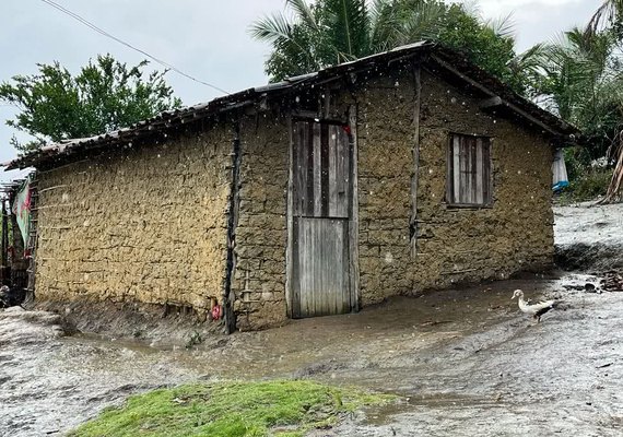 Comunidade indígena cobra solução para casas de taipa durante protesto em Joaquim Gomes