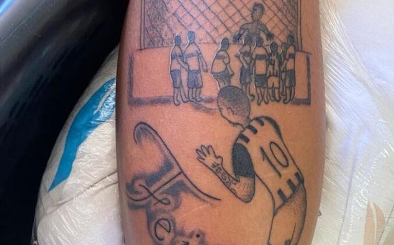 Anderson Feijão faz tatuagem e eterniza golaço de falta pelo ASA