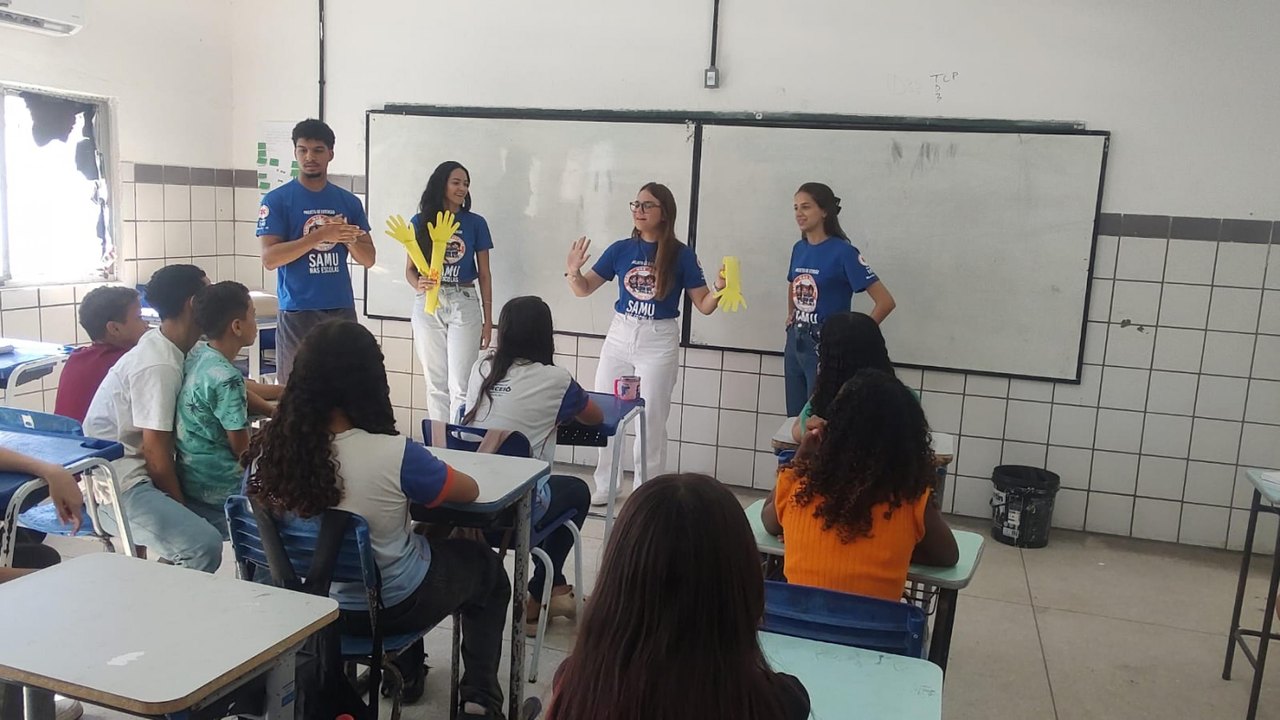 Samu conscientiza sobre trotes e noções de primeiros socorros