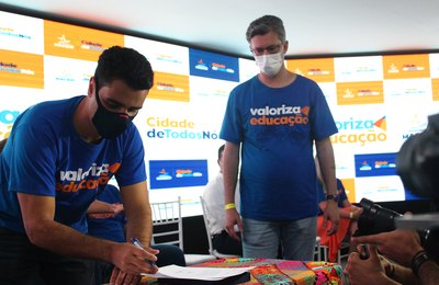 Prefeitura paga R$ 1.500 aos servidores da Educação referente ao auxílio internet