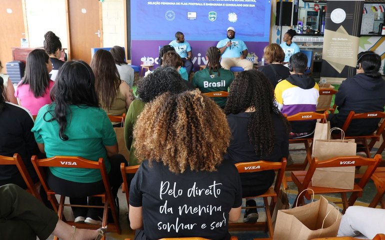 Evento em SP busca popularizar flag football entre as mulheres