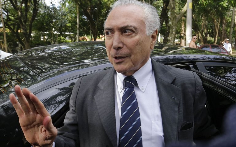 Temer articula grupo com governadores de direita e é criticado por clã Bolsonaro