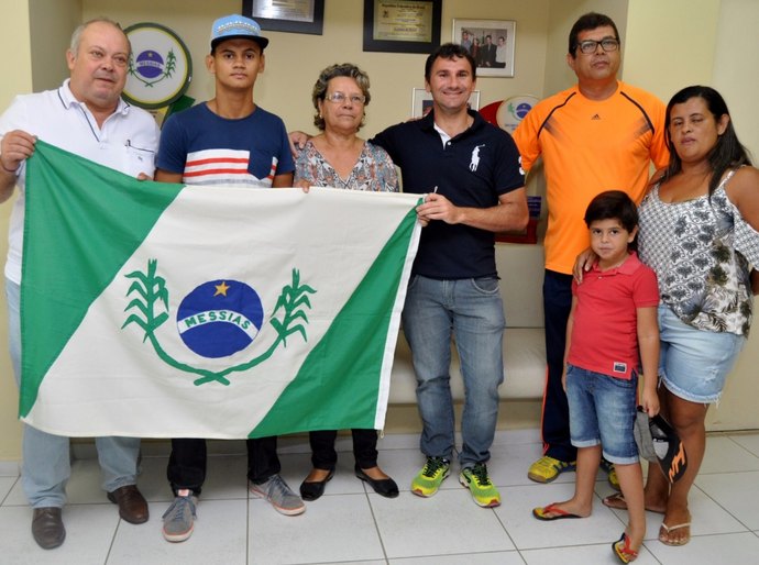Prefeito Jarbinha recebe atleta messiense convocado para seleção brasileira de taekwondo
