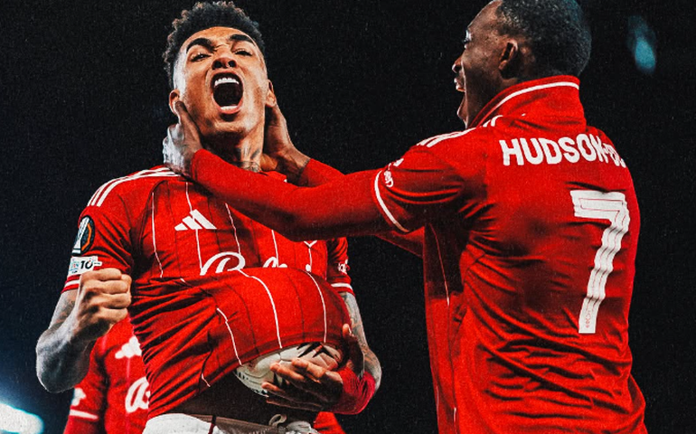 Bola debaixo da camisa, dedo na boca: Igor Jesus revela que será pai pela 1ª vez ao festejar gol pelo Nottingham Forest