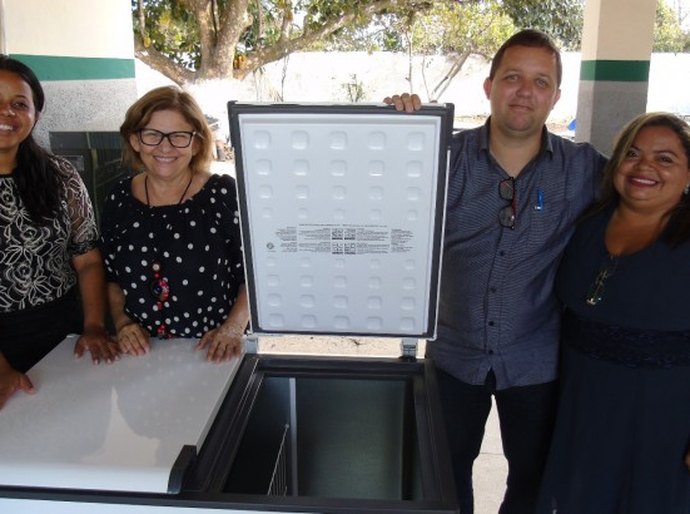 Prefeita de Rio Largo entrega novos freezers e geladeiras às escolas